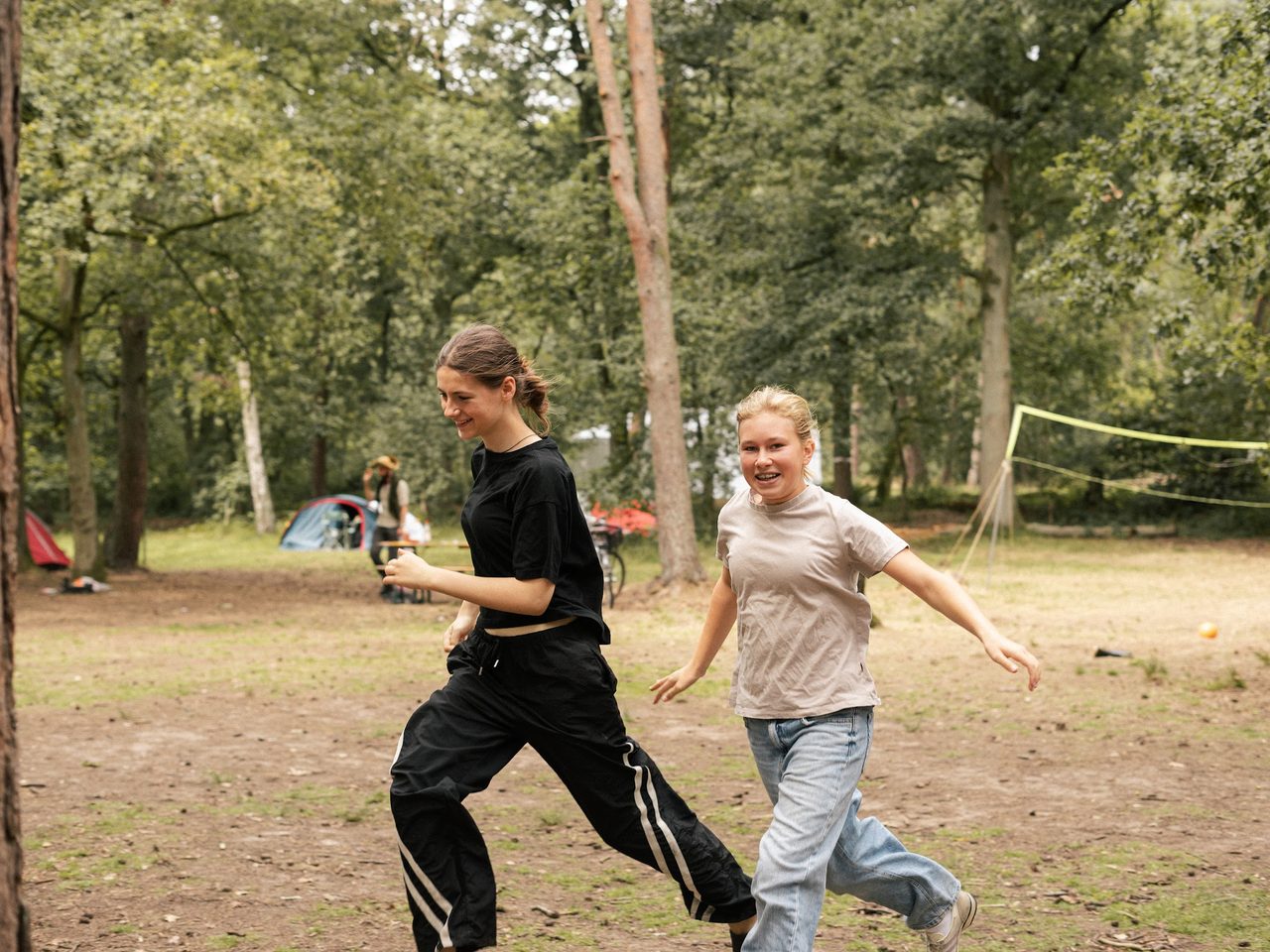 Spel op het veld tussen de bomen