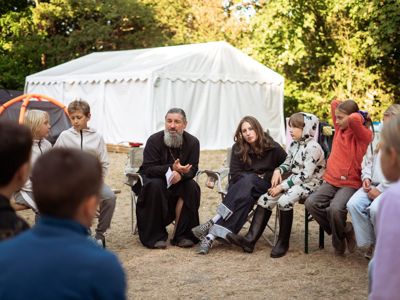 Kinderen in een kring voor de grote tent