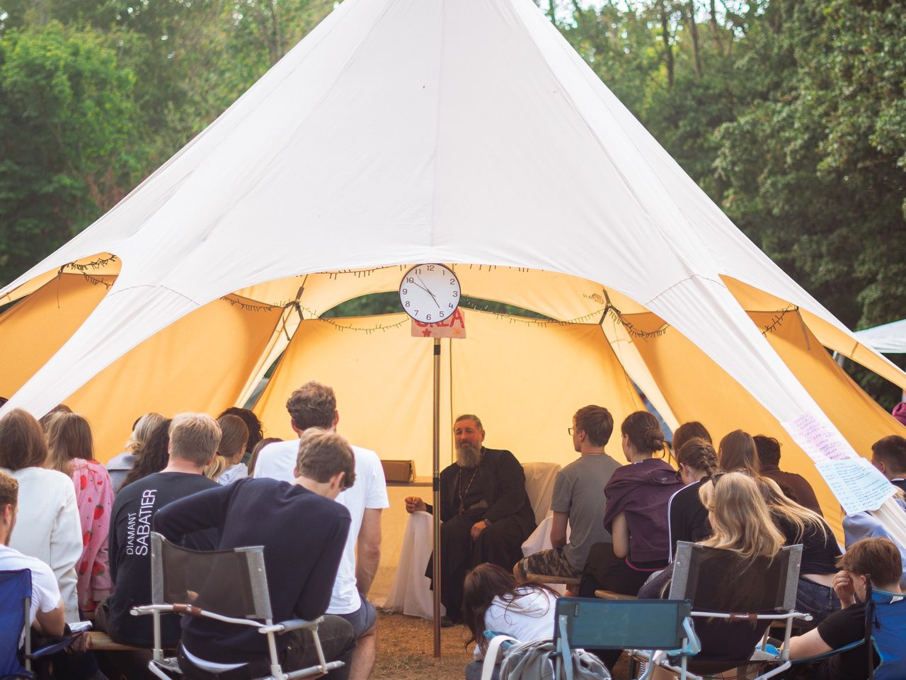 Bijeenkomst in de grote tent